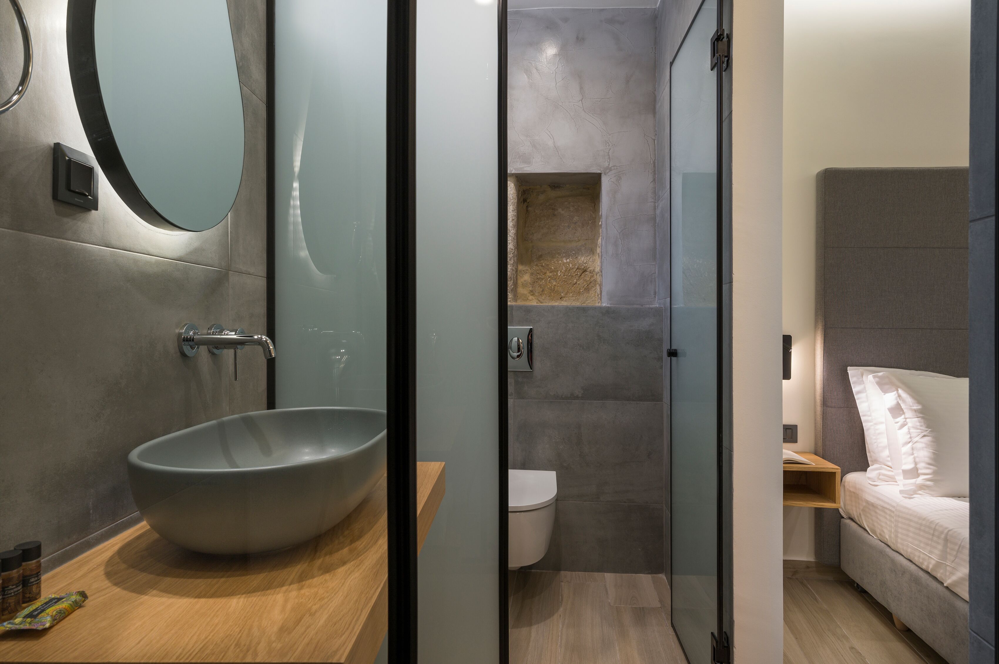 Ein modernes Badezimmer mit einem großzügigen Aufsatzwaschbecken, einer Toilette und einer Duschkabine.