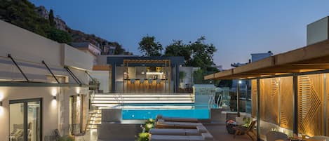 Piscine extérieure, accÚs possible de 10 h à 21 h, parasols