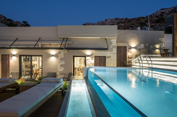 Outdoor pool, open 10:00 AM to 9:00 PM, pool umbrellas, pool loungers - Casa D'Irene Deluxe Hotel (Kissamos)