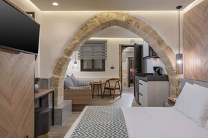 Habitación clásica | Ropa de cama de alta calidad y espacio para trabajar con un portátil