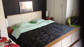 Camera doppia, 1 letto king | Una cassaforte in camera, una scrivania, tende oscuranti