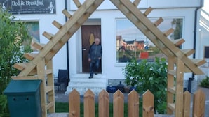 A wooden gate with a sign above it reading "Stop at the Cross Bed & Breakfast". - Stop at The Cross (Dalsjöfors)