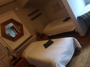 Chambre avec lits jumeaux, 2 lits jumeaux | Coffre-fort, bureau, rideaux d’obscurcissement, système d’insonorisation