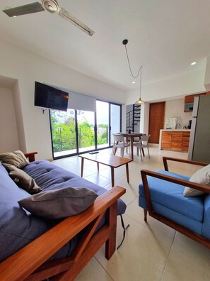 Departamento Deluxe, varias camas, para no fumadores, vista a la alberca | Área de sala de estar | Smart TV y Netflix 