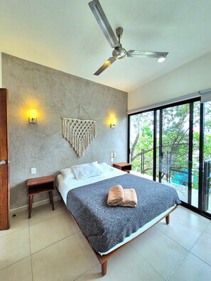 Leilighet – deluxe, flere senger, ikke-røyk, bassengutsikt | Safe på rommet, blendingsgardiner og strykejern/-brett