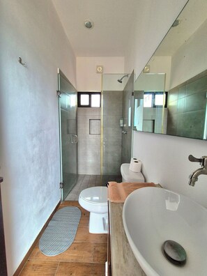 Appartement « Premier », plusieurs lits, non-fumeurs | Salle de bain | Douche, articles de toilette gratuits, sèche-cheveux, bidet