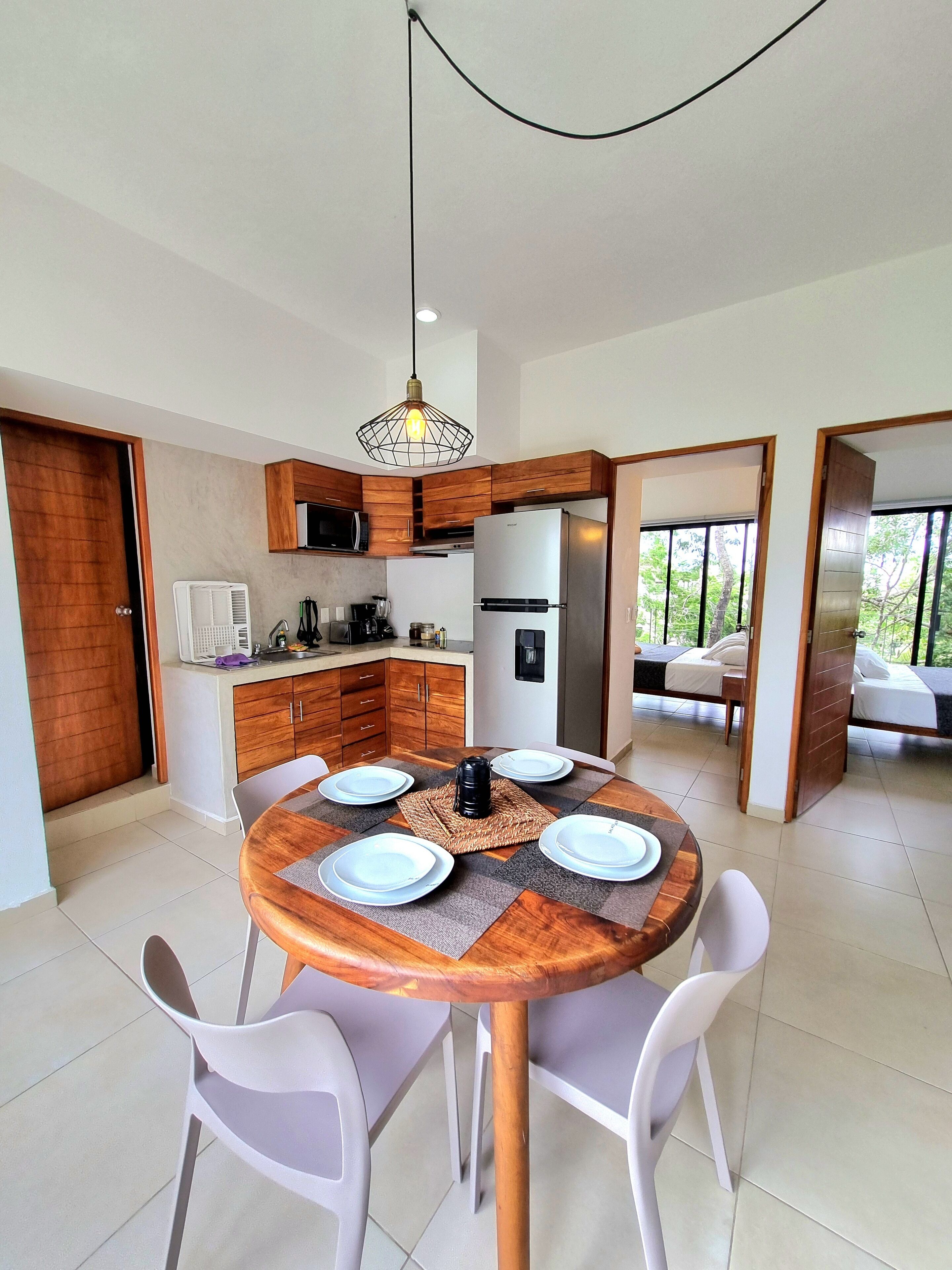 Appartamento Deluxe, letti multipli, non fumatori, vista piscina | Cucina privata | Frigorifero con congelatore, microonde, piano cottura