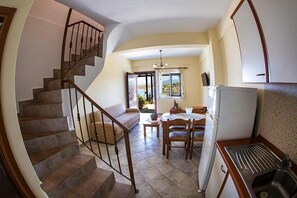 公寓, 多張床, 非吸煙房 | 客廳 | 32 吋LED 電視連數碼電視頻道、電視