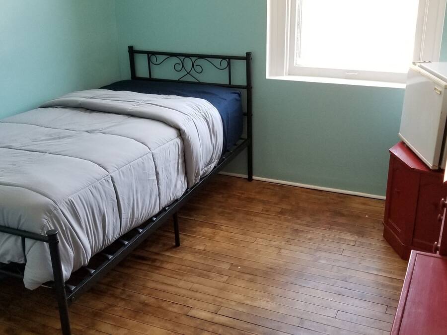 Basic Single Room, 1 Single Bed, Non Smoking | Blackout curtains, iron/ironing board, free WiFi, bed sheets