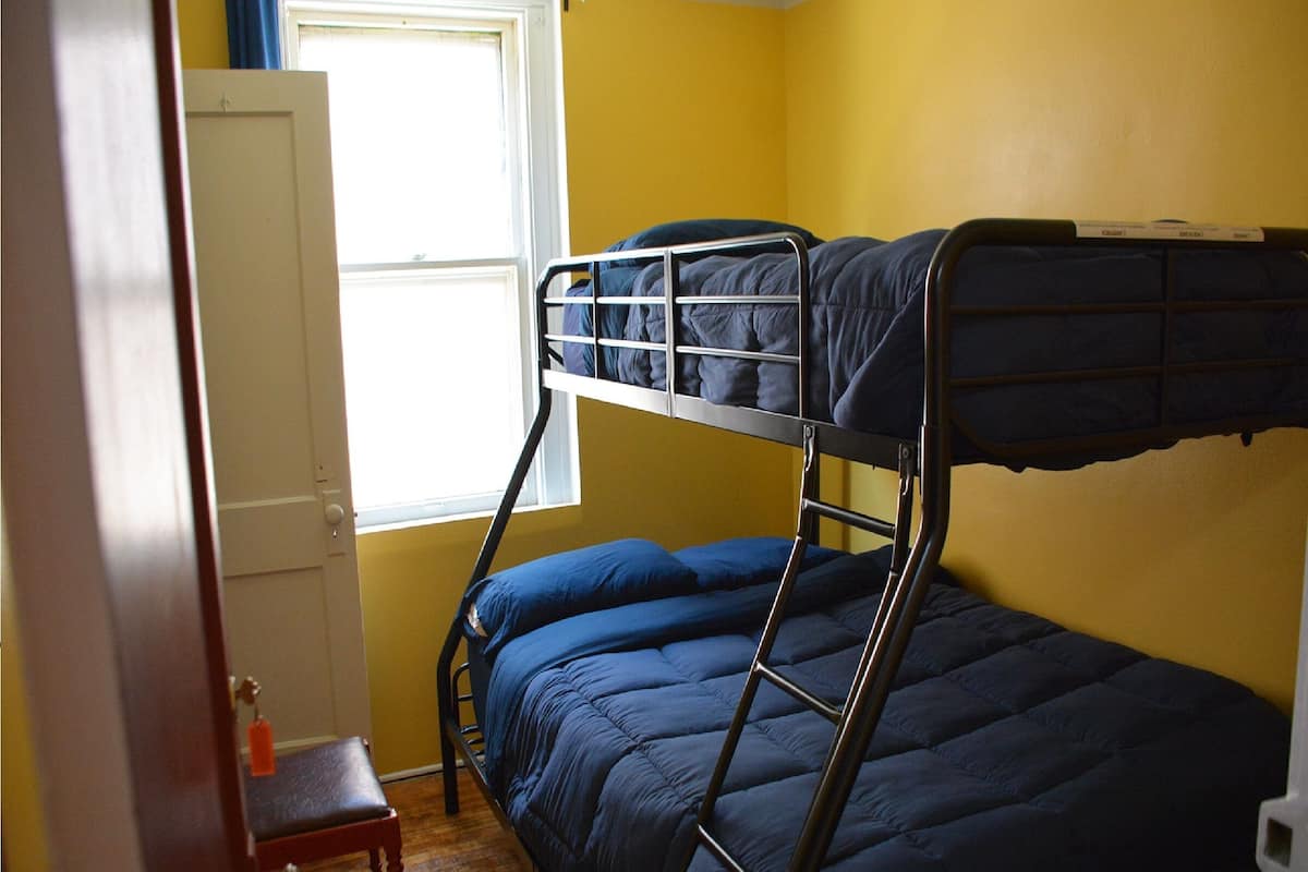 Full / Twin Bunk Bed OUT OF STATE ID REQUIRED | Verdunkelungsvorhänge, Bügeleisen/Bügelbrett, kostenloses WLAN