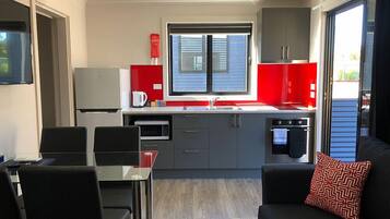 Kabin Superior, 2 Tempat Tidur Double | Dapur pribadi | Lemari es, microwave, kompor, dan ketel listrik