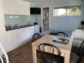 Cabaña económica, varias camas | Espacio para trabajar con laptop, cortinas blackout y insonorización