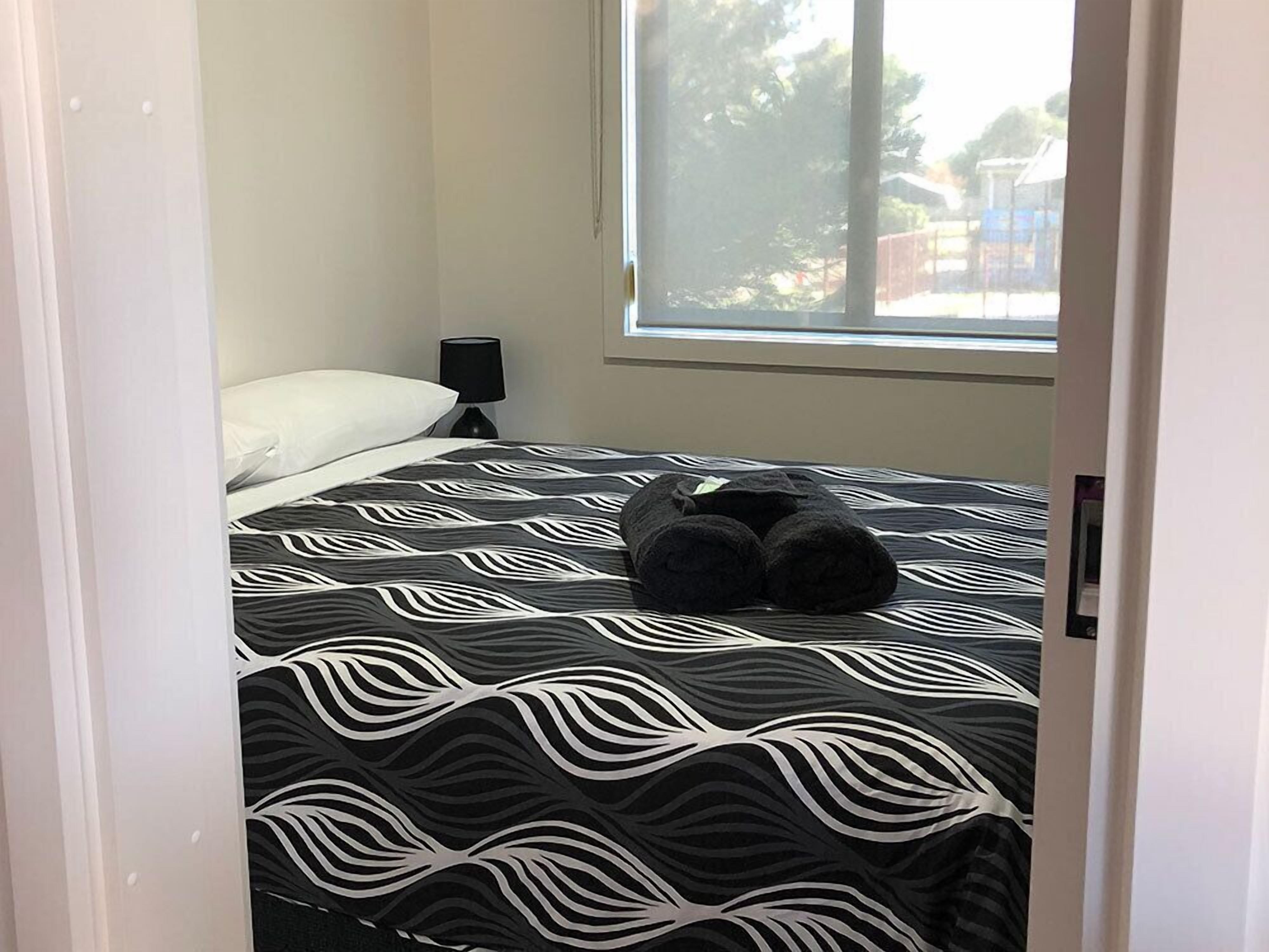 Ruang kerja ramah laptop, tirai kedap cahaya, dan kedap suara