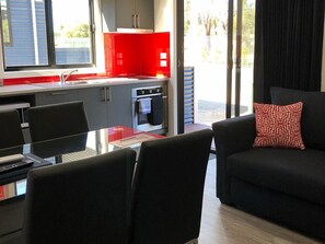 Espacio para trabajar con laptop, cortinas blackout y insonorización