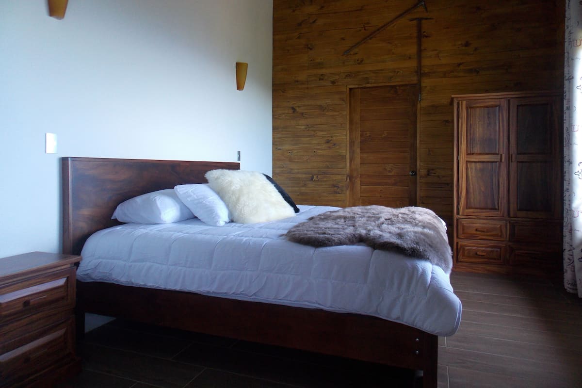 1 bedroom, premium bedding, Select Comfort beds, blackout drapes