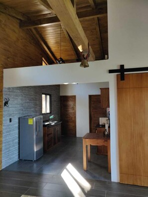 Full-size fridge, microwave, stovetop, coffee/tea maker - HelveTico Chalets & Reserve (San Rafael)