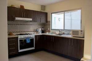Comfort House, Non Smoking | Private kitchen | Full-size fridge, microwave, oven, cookware/dishes/utensils - Casa Cherry (Tres de Mayo)