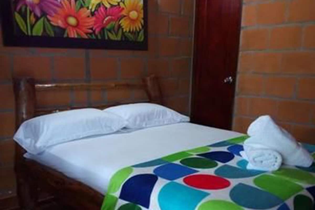 Escritorio, cortinas blackout y tabla de planchar con plancha
