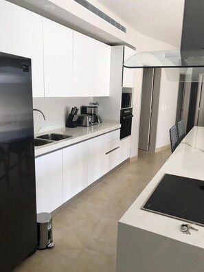 Refrigerador con congelador, microondas, horno y utensilios de cocina 