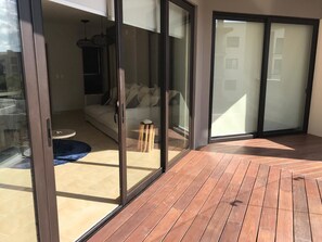 Cortinas blackout, insonorización y tabla de planchar con plancha 