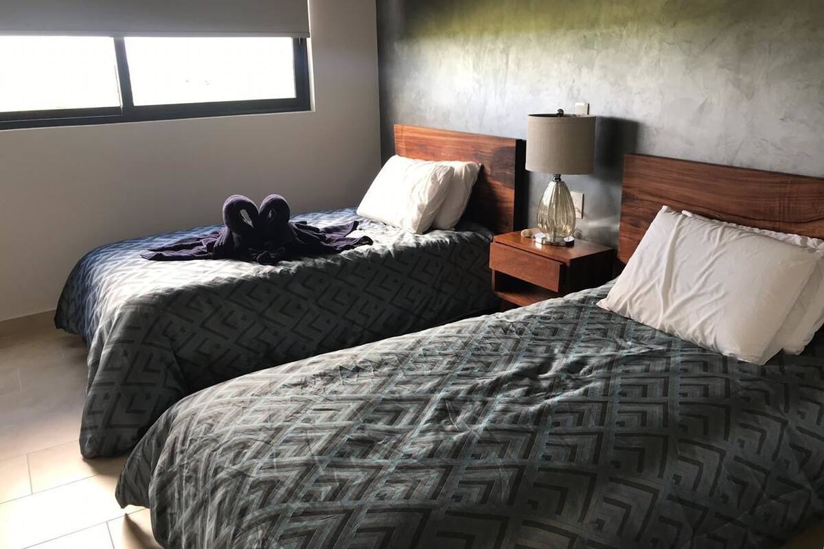 Cortinas blackout, insonorización y tabla de planchar con plancha 