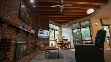 Superior Villa | Ruang tamu | -40 inci sebuah televisyen pintar dengan satelit, TV, pendiangan