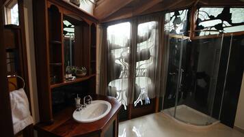 Superior Villa | Bathroom | Separate tub and shower, jetted tub, rainfall showerhead