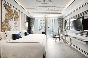Minibar, odada kasa, masa, dizüstü bilgisayar çalışma alanı 