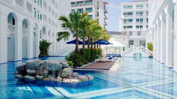 Piscine extérieure, parasols de plage, chaises longues