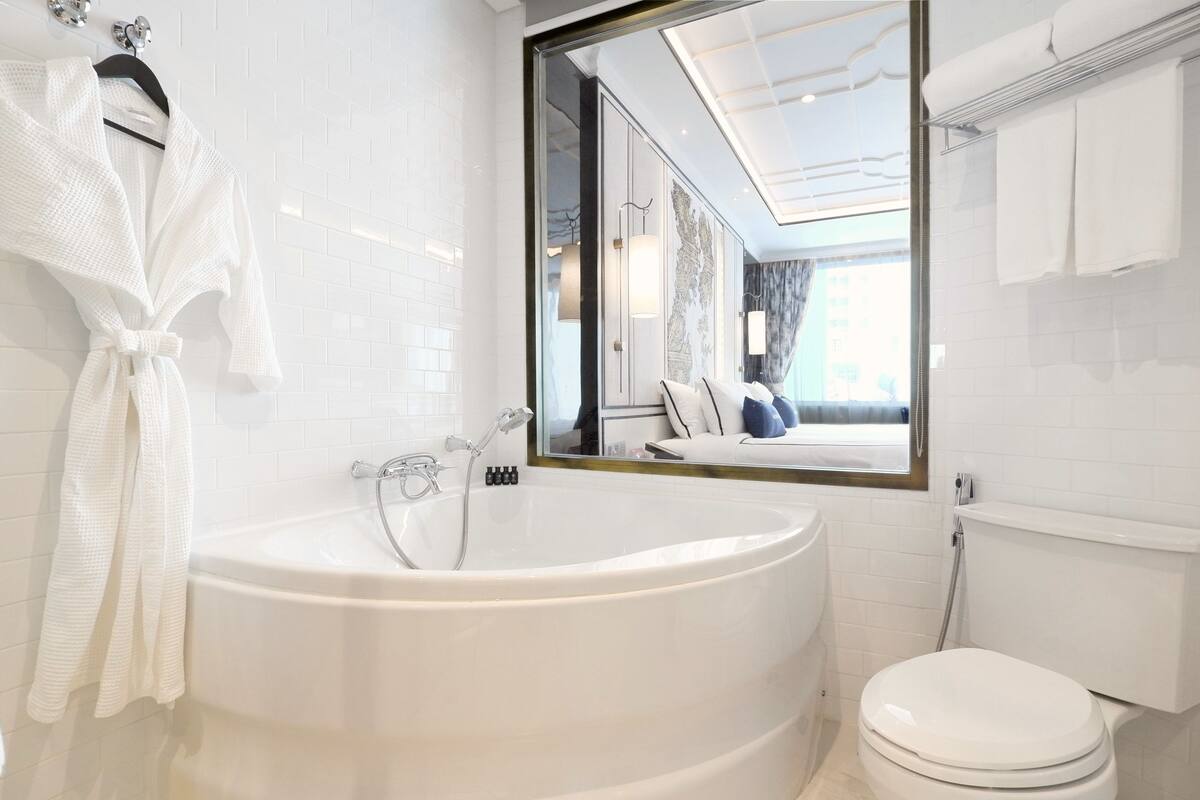 separate bathtub and shower, deep-soaking bathtub, rainfall showerhead