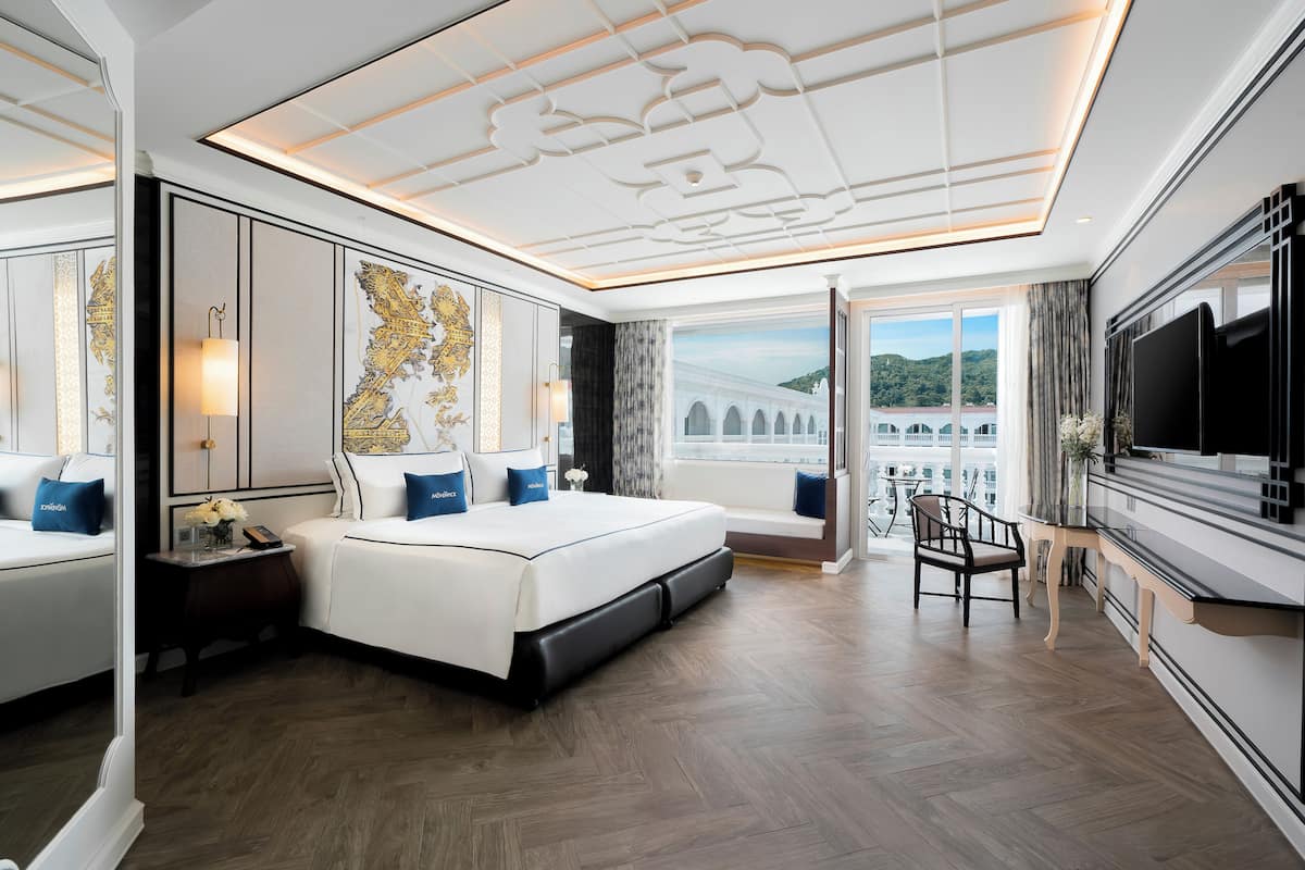 classic room, 1 king bed, pool view | minibar, in-room safe, desk, laptop workspace