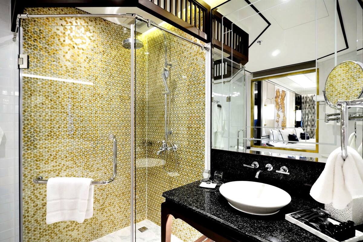 separate bathtub and shower, deep-soaking bathtub, rainfall showerhead