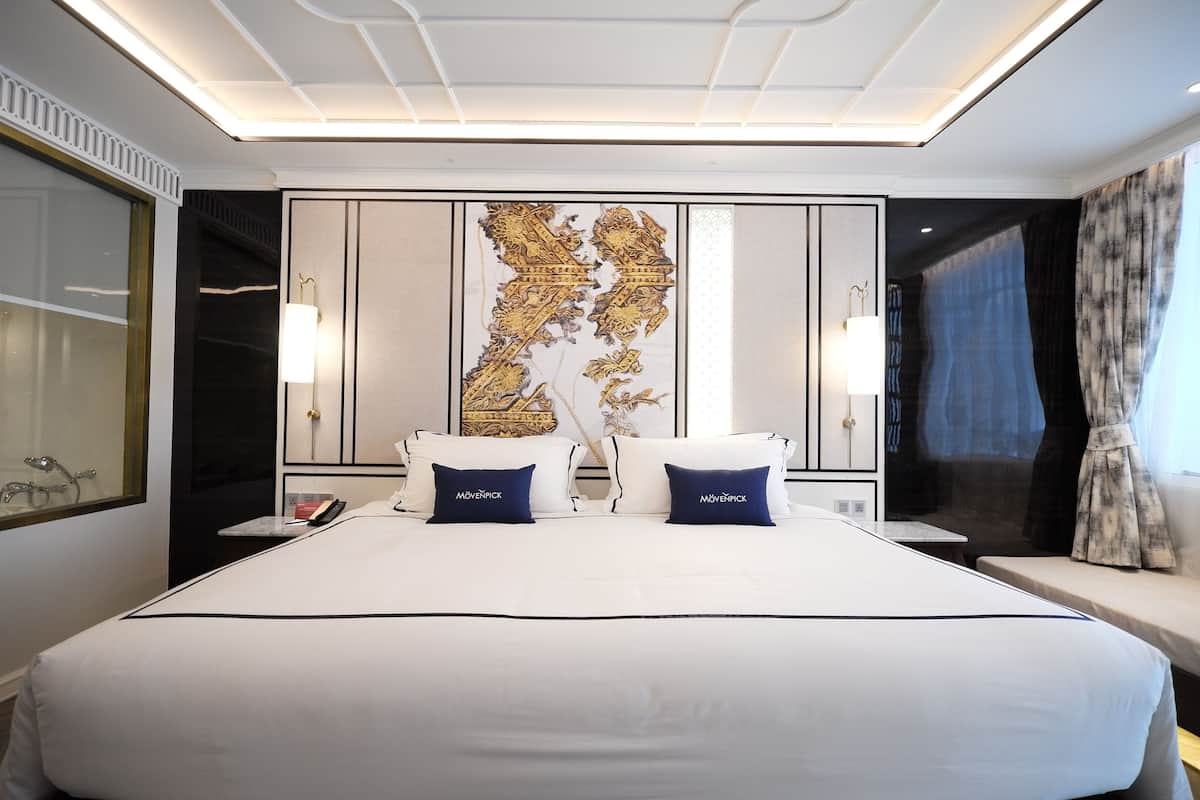 Minibar, coffres-forts dans les chambres, bureau