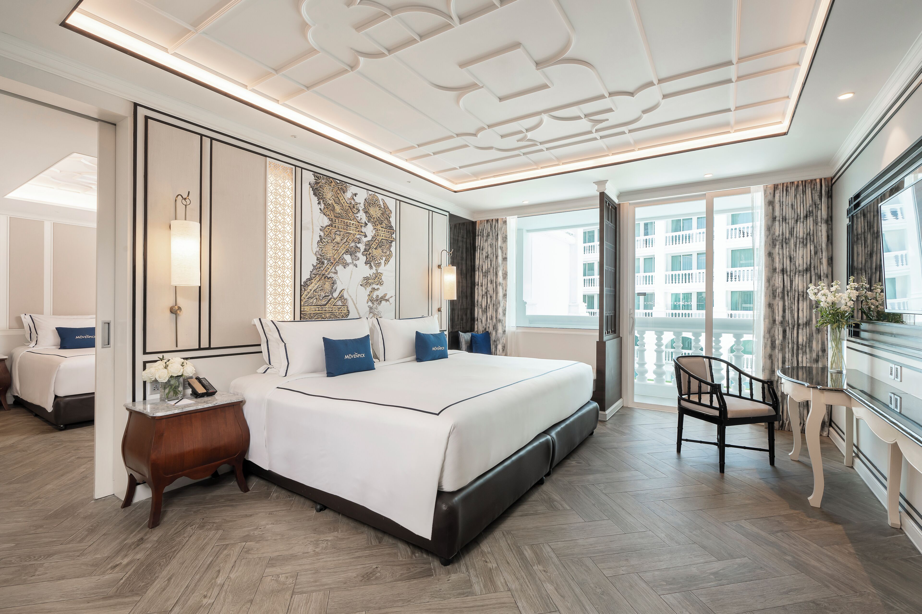 Une chambre d’hôtel avec un grand lit, un bureau, une chaise et une vue sur la ville.
