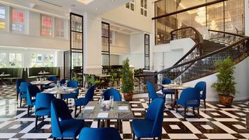 Petit déjeuner buffet (824 THB par personne)