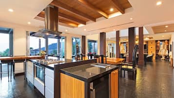 7-Bedroom Villa with Private Pool | Cozinha privada | Geladeira grande, micro-ondas, cooktop, lava-louças