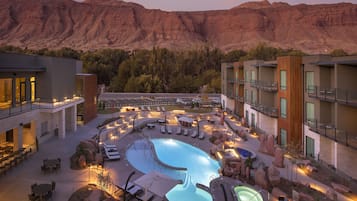 Una piscina al aire libre, camas de piscina gratis, sombrillas