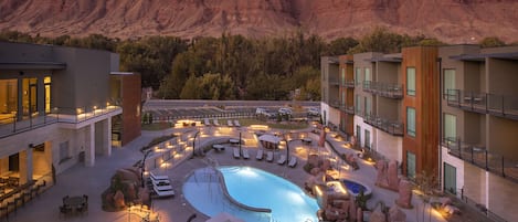 Una piscina al aire libre, camas de piscina gratis, sombrillas