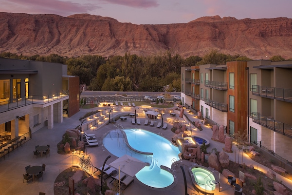 Una piscina al aire libre, camas de piscina gratis, sombrillas