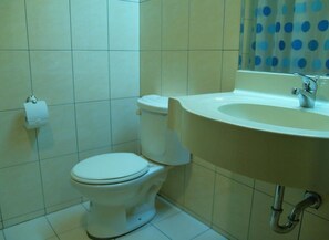 ฝักบัว, ของใช้ในห้องน้ำฟรี, ไดร์เป่าผม, รองเท้าสวมภายในห้อง