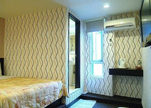 مكتب وستائر تعتيم وواي فاي مجانًا وملاءات أسرّة