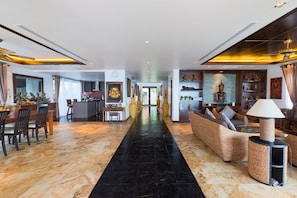 Luxury-Villa, Meerblick | Wohnbereich | LCD-Fernseher