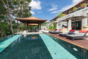 Piscine extérieure, parasols, chaises longues