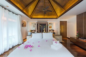 Villa luxueuse, vue sur la mer | 4 chambres, coffre-fort, décor unique, ameublement unique