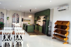 Electric kettle - Omah Madam Bed & Breakfast (Semarang)