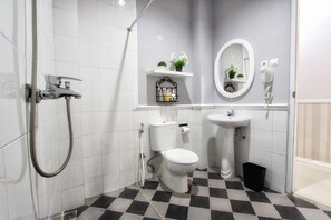 Free toiletries, hair dryer, towels - Omah Madam Bed & Breakfast (Semarang)