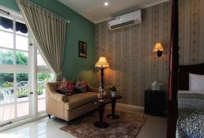 Suite | Living area | LED TV - Omah Madam Bed & Breakfast (Semarang)