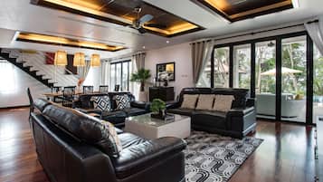 5-Bedroom Pool Villa  | Area keluarga | Televisi layar datar 45-inci dengan saluran TV kabel dan TV