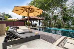 Outdoor pool, pool umbrellas, pool loungers - Grand Ocean View 5BR Pool Villa Kalim 5 (Patong)