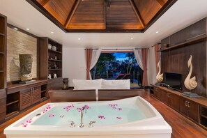 5-Bedroom Pool Villa | Badezimmer | Badewanne und Dusche (separat), Haartrockner, Handtücher